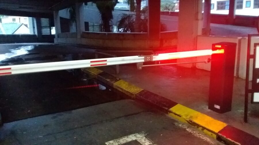 Boom gate with vehicle detection at a parking lane